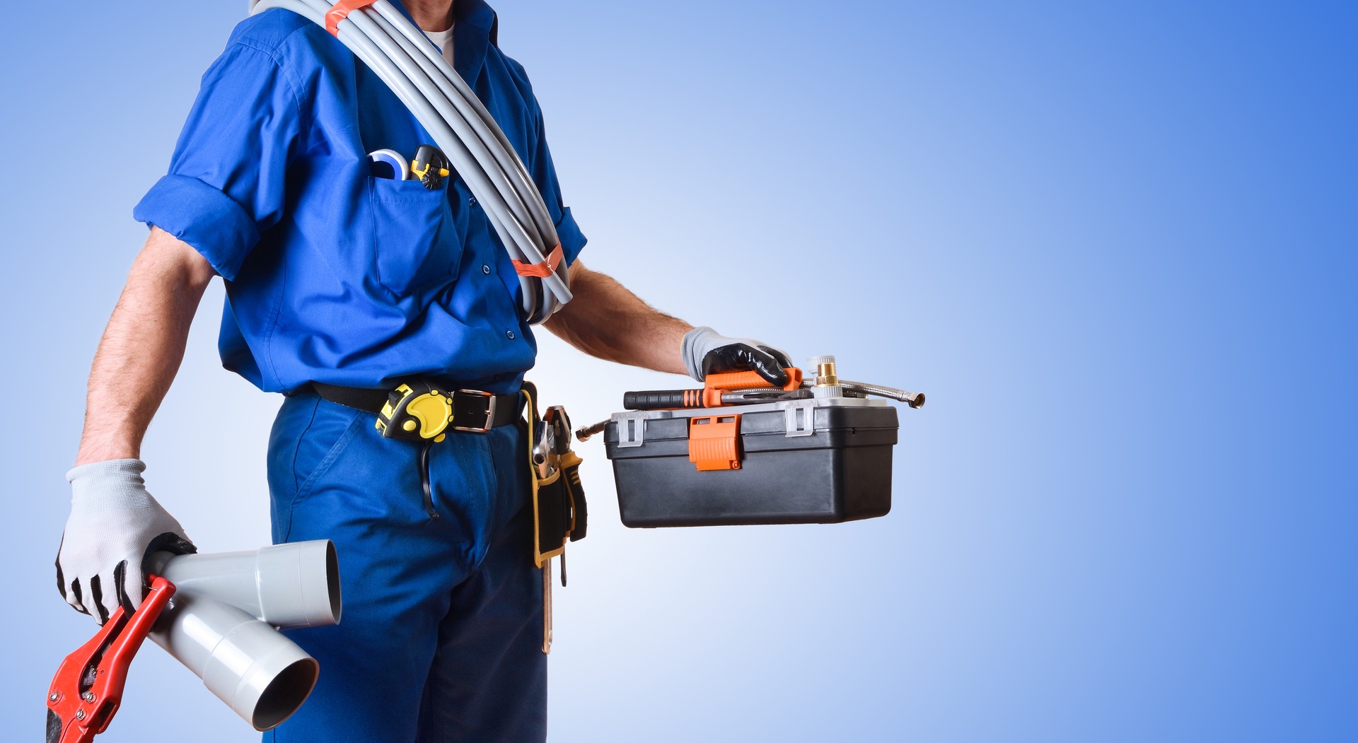 Détail du plombier en uniforme avec outils et fond isolé bleu